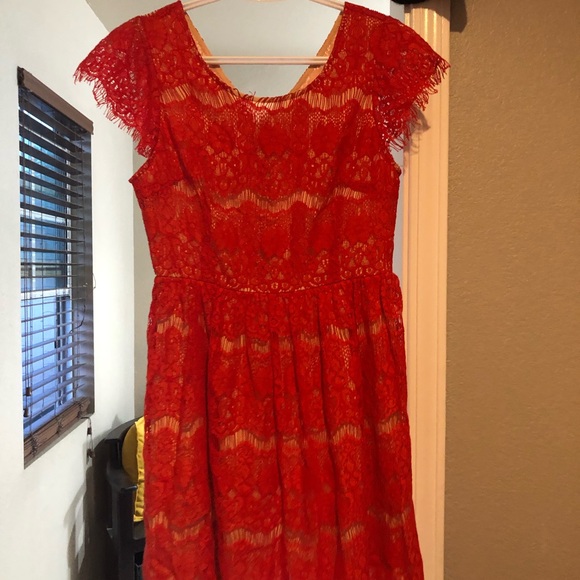 Lace dress - Picture 2 of 5